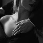 体を触られてる女
