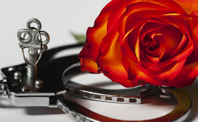 手錠と薔薇